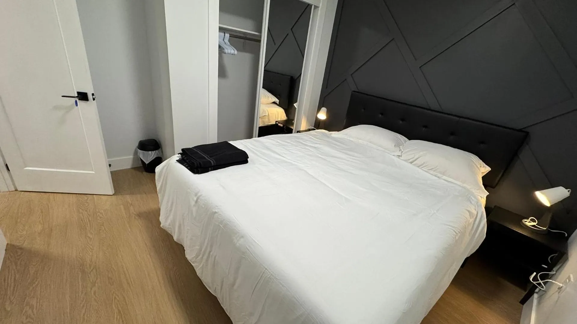 Spacious Room03, Airport, Free Pkg, Sep Entrance, New Reno, Shared Bathroom Toronto Daire